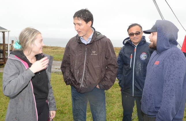 September 27, 2022, Sydney, NS, Canada: Prime Minister Justin Trudeau speaks with Haley Toomey and her boyfriend Logan Shaw, right, as he inspects the extensive damage caused by post-tropical storm Fiona in Glace Bay, N.S. on Tuesday, September 27, 2022. Sydney Canada  - ZUMAc35_ 20220927_zaf_c35_132 Copyright: xVaughanxMerchantx