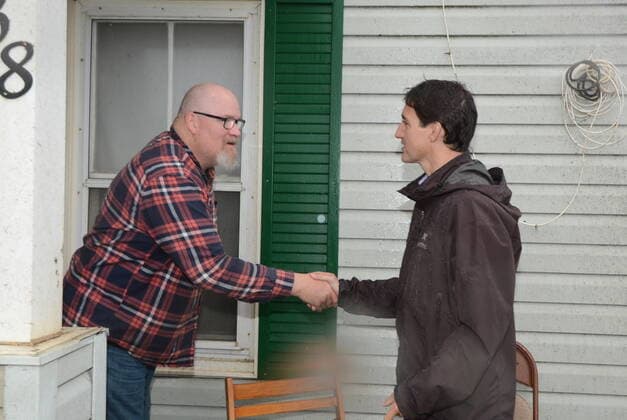 September 27, 2022, Sydney, NS, Canada: Prime Minister Justin Trudeau is greeted by Glace Bay resident Sean Casey as he inspects the extensive damage caused by post-tropical storm Fiona in Glace Bay, N.S. on Tuesday, September 27, 2022. Sydney Canada  - ZUMAc35_ 20220927_zaf_c35_133 Copyright: xVaughanxMerchantx