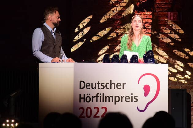 Award ceremony of the 20 German Hearing Film Award Steven Gätjen, Josephin Busch , Laudator Award ceremony of the 20 German Hearing Film Award 2022 in the BOLLE Festsäle am Spree Bogen in Berlin on 27 09 2022 Photopress Mueller Photopress Mueller