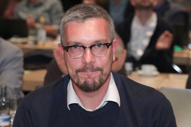 Blick am Sonnabend (24.09.22) in der Hanse- und Universitätsstadt Rostock auf die Landesdelegiertenkonferenz der Partei BÜNDNIS 90 DIE GRÜNEN des Landes Mecklenburg Vorpommern. Bei der Veranstaltung wählten die Delegierten ihren Landesvorstand neu. Dazu sprach der Bundesvorsitzende von BÜNDNIS 90 DIE GRÜNEN, Omid Nouripour zu den Gästen. Außerdem begrüßten die Teilnehmer die Zweite Bürgermeisterin sowie Senatorin für Wissenschaft, Forschung, Gleichstellung und Bezirke der Hansestadt Hamburg, Katharina Fegebank und Claudia Müller, Koordinatorin der Bundesregierung für maritime Wirtschaft und Tourismus sowie bündnisgrüne Kandidatin für die Oberbürgermeisterwahl in Rostock bei der Zusammenkunft. Im Bild: Ole Krüger, Landesvorsitzender der Bünd