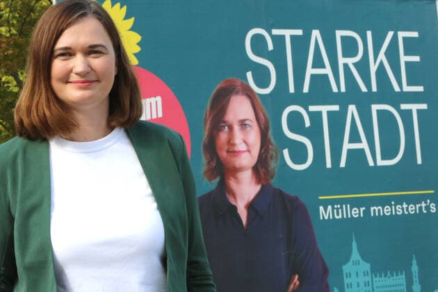Blick am Sonnabend (24.09.22) in der Hanse- und Universitätsstadt Rostock auf die Landesdelegiertenkonferenz der Partei BÜNDNIS 90 DIE GRÜNEN des Landes Mecklenburg Vorpommern. Bei der Veranstaltung wählten die Delegierten ihren Landesvorstand neu. Dazu sprach der Bundesvorsitzende von BÜNDNIS 90 DIE GRÜNEN, Omid Nouripour zu den Gästen. Außerdem begrüßten die Teilnehmer die Zweite Bürgermeisterin sowie Senatorin für Wissenschaft, Forschung, Gleichstellung und Bezirke der Hansestadt Hamburg, Katharina Fegebank und Claudia Müller, Koordinatorin der Bundesregierung für maritime Wirtschaft und Tourismus sowie bündnisgrüne Kandidatin für die Oberbürgermeisterwahl in Rostock bei der Zusammenkunft. Im Bild Claudia Müller Kandid