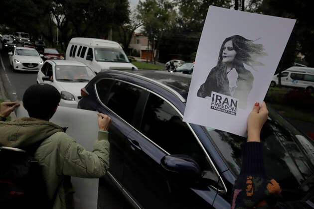 Protest In Front Of Iranian Embassy In Mexico Over Mahsa Amini s Death Members of the Iranian community in Mexico hold banners outside the Embassy of the Islamic Republic of Iran in Mexico City, while demonstrating against the death of Masha Amini, a 22-year-old Iranian woman who was killed by police on 16 September in Tehran, Iran, for not wearing the hijab correctly , Mexico City Mexico City Mexico  Copyright: xGerardoxVieyrax originalFilename: vieyra-notitle220927_npdne.jpg