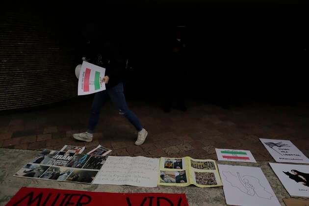 Protest In Front Of Iranian Embassy In Mexico Over Mahsa Amini s Death Members of the Iranian community in Mexico placed banners outside the Embassy of the Islamic Republic of Iran in Mexico City, while demonstrating against the death of Masha Amini, a 22-year-old Iranian woman who was killed by police on 16 September in Tehran, Iran, for not wearing the hijab correctly , Mexico City Mexico City Mexico  Copyright: xGerardoxVieyrax originalFilename: vieyra-notitle220927_npqUA.jpg