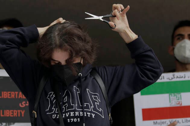 Protest In Front Of Iranian Embassy In Mexico Over Mahsa Amini s Death A member of the Iranian community in Mexico cuts her hair outside the Embassy of the Islamic Republic of Iran in Mexico City, while demonstrating against the death of Masha Amini, a 22-year-old Iranian woman who was killed by police on 16 September in Tehran, Iran, for not wearing the hijab correctly , Mexico City Mexico City Mexico  Copyright: xGerardoxVieyrax originalFilename: vieyra-notitle220927_np0SA.jpg
