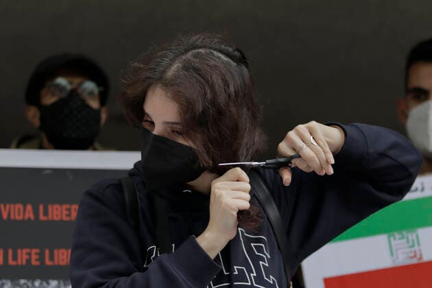 Protest In Front Of Iranian Embassy In Mexico Over Mahsa Amini s Death A member of the Iranian community in Mexico cuts her hair outside the Embassy of the Islamic Republic of Iran in Mexico City, while demonstrating against the death of Masha Amini, a 22-year-old Iranian woman who was killed by police on 16 September in Tehran, Iran, for not wearing the hijab correctly , Mexico City Mexico City Mexico  Copyright: xGerardoxVieyrax originalFilename: vieyra-notitle220927_nptSg.jpg