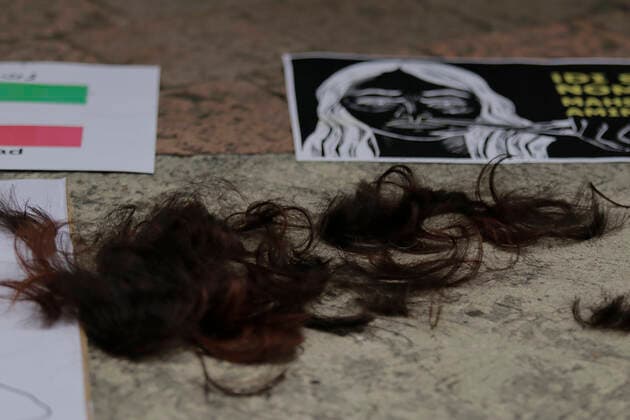 Protest In Front Of Iranian Embassy In Mexico Over Mahsa Amini s Death View of the remains of the hair of a member of the Iranian community in Mexico, as she cut her hair outside the Embassy of the Islamic Republic of Iran in Mexico City, in protest against the death of Masha Amini, a 22-year-old Iranian woman who was killed by police on 16 September in Tehran City, Iran, for not wearing the hijab correctly , Mexico City Mexico City Mexico  Copyright: xGerardoxVieyrax originalFilename: vieyra-notitle220927_nppfT.jpg