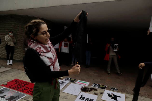 Protest In Front Of Iranian Embassy In Mexico Over Mahsa Amini s Death Member of the Iranian community in Mexico burned a veil outside the Embassy of the Islamic Republic of Iran in Mexico City in protest against the death of Masha Amini, a 22-year-old Iranian woman who was killed by police on 16 September in Tehran, Iran, for not wearing the hijab correctly , Mexico City Mexico City Mexico  Copyright: xGerardoxVieyrax originalFilename: vieyra-notitle220927_npczd.jpg