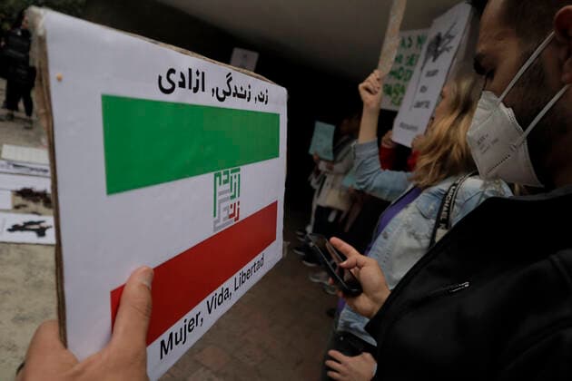 Protest In Front Of Iranian Embassy In Mexico Over Mahsa Amini s Death Members of the Iranian community in Mexico demonstrated outside the Embassy of the Islamic Republic of Iran in Mexico City against the death of Masha Amini, a 22-year-old Iranian woman who was killed by police on 16 September in Tehran, Iran, for not wearing the hijab correctly , Mexico City Mexico City Mexico  Copyright: xGerardoxVieyrax originalFilename: vieyra-notitle220927_npej0.jpg