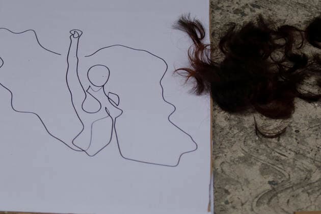 Protest In Front Of Iranian Embassy In Mexico Over Mahsa Amini s Death In the centre, a member of the Iranian community in Mexico, while cutting her hair outside the Embassy of the Islamic Republic of Iran in Mexico City, in protest against the death of Masha Amini, a 22-year-old Iranian woman who was killed by police on 16 September in Tehran City, Iran, for not wearing the hijab correctly , Mexico City Mexico City Mexico  Copyright: xGerardoxVieyrax originalFilename: vieyra-notitle220927_npjtR.jpg