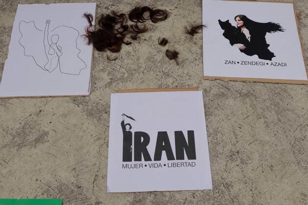 Protest In Front Of Iranian Embassy In Mexico Over Mahsa Amini s Death In the centre, a member of the Iranian community in Mexico, while cutting her hair outside the Embassy of the Islamic Republic of Iran in Mexico City, in protest against the death of Masha Amini, a 22-year-old Iranian woman who was killed by police on 16 September in Tehran City, Iran, for not wearing the hijab correctly , Mexico City Mexico City Mexico  Copyright: xGerardoxVieyrax originalFilename: vieyra-notitle220927_npQPN.jpg