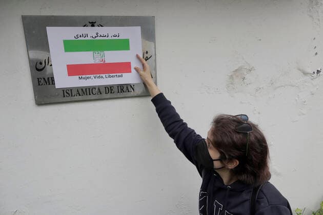Protest In Front Of Iranian Embassy In Mexico Over Mahsa Amini s Death A member of the Iranian community in Mexico places a banner outside the Embassy of the Islamic Republic of Iran in Mexico City, while demonstrating against the death of Masha Amini, a 22-year-old Iranian woman who was killed by police on 16 September in Tehran City, Iran, for not wearing the hijab correctly , Mexico City Mexico City Mexico  Copyright: xGerardoxVieyrax originalFilename: vieyra-notitle220927_np8Qb.jpg