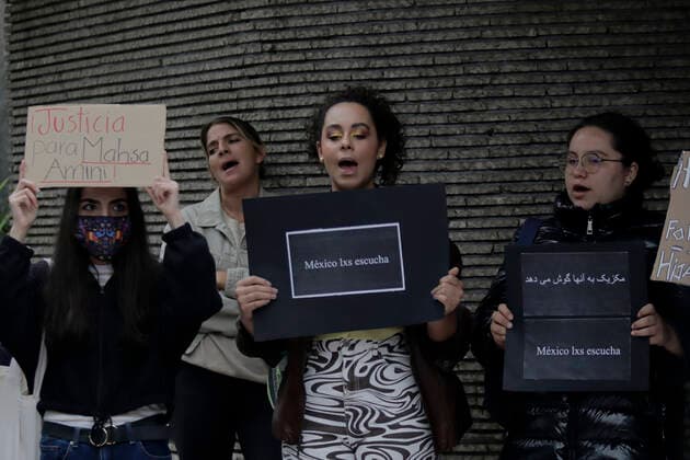 Protest In Front Of Iranian Embassy In Mexico Over Mahsa Amini s Death Members of the Iranian community in Mexico demonstrated outside the Embassy of the Islamic Republic of Iran in Mexico City against the death of Masha Amini, a 22-year-old Iranian woman who was killed by police on 16 September in Tehran, Iran, for not wearing the hijab correctly , Mexico City Mexico City Mexico  Copyright: xGerardoxVieyrax originalFilename: vieyra-notitle220927_npaQU.jpg