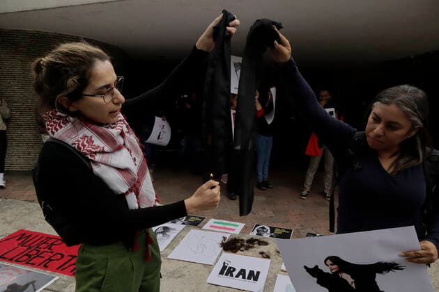 Protest In Front Of Iranian Embassy In Mexico Over Mahsa Amini s Death Members of the Iranian community in Mexico burned a veil outside the Embassy of the Islamic Republic of Iran in Mexico City in protest against the death of Masha Amini, a 22-year-old Iranian woman who was killed by police on 16 September in Tehran, Iran, for not wearing the hijab correctly , Mexico City Mexico City Mexico  Copyright: xGerardoxVieyrax originalFilename: vieyra-notitle220927_npkCe.jpg