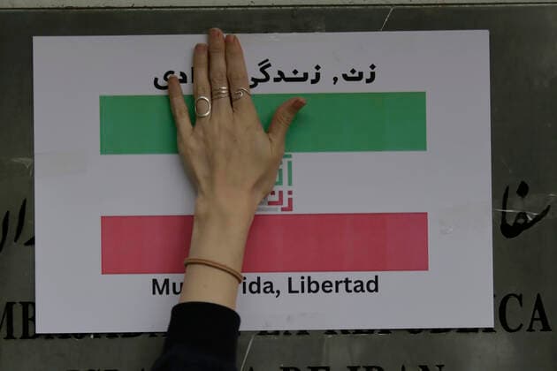 Protest In Front Of Iranian Embassy In Mexico Over Mahsa Amini s Death A member of the Iranian community in Mexico places a banner outside the Embassy of the Islamic Republic of Iran in Mexico City, while demonstrating against the death of Masha Amini, a 22-year-old Iranian woman who was killed by police on 16 September in Tehran City, Iran, for not wearing the hijab correctly , Mexico City Mexico City Mexico  Copyright: xGerardoxVieyrax originalFilename: vieyra-notitle220927_npybr.jpg