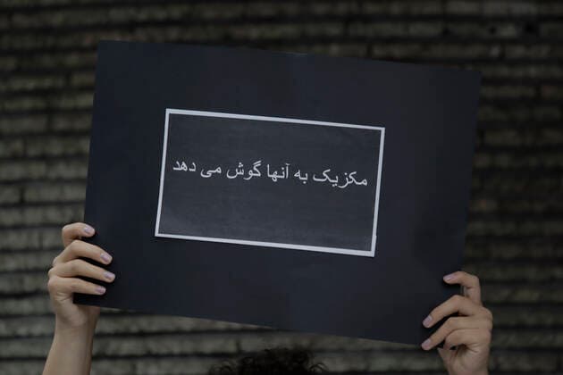 Protest In Front Of Iranian Embassy In Mexico Over Mahsa Amini s Death A member of the Iranian community in Mexico holds a banner outside the Embassy of the Islamic Republic of Iran in Mexico City while demonstrating against the death of Masha Amini, a 22-year-old Iranian woman who was killed by police on 16 September in Tehran City, Iran, for not wearing the hijab correctly , Mexico City Mexico City Mexico  Copyright: xGerardoxVieyrax originalFilename: vieyra-notitle220927_nplvf.jpg