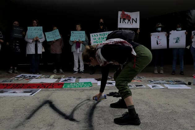 Protest In Front Of Iranian Embassy In Mexico Over Mahsa Amini s Death A member of the Iranian community in Mexico spray-painted outside the Embassy of the Islamic Republic of Iran in Mexico City, while demonstrating against the death of Masha Amini, a 22-year-old Iranian woman who was killed by police officers on 16 September in Tehran, Iran, for not wearing the hijab correctly , Mexico City Mexico City Mexico  Copyright: xGerardoxVieyrax originalFilename: vieyra-notitle220927_npw4E.jpg