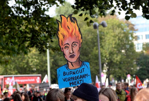 News Themen der Woche KW39 News Bilder des Tages 28 . 09 . 2022 , Berlin Mitte : Lehrerstreik in Berlin . Abschlusskundgebung vor dem Roten Rathaus . Plakat : Burnout vorprogrammiert . *** 28 09 2022 , Berlin Mitte teachers strike in Berlin final rally in front of the Rotes Rathaus poster burnout preprogrammed