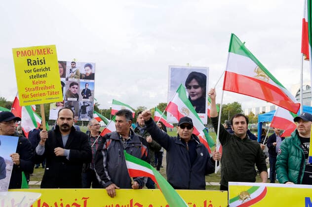 News Themen der Woche KW39 News Bilder des Tages Berlin, Protest auf Reichstagswiese nach Tod von Mahsa Amini im Iran Mit Plakaten von Masha Amini demonstrieren Teilnehmer für Demokratie und Freiheit im Iran auf der Reichstagswiese. Berlin, 28.09.2022 *** With posters of Masha Amini participants demonstrate for democracy and freedom in Iran on the Reichstagswiese Berlin, 28 09 2022 Foto:xF.xKernx xFuturexImage