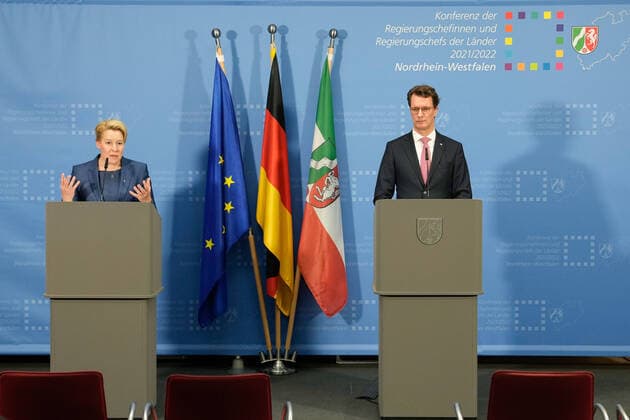 News Themen der Woche KW39 News Bilder des Tages Pressekomferenz im Nachgang der Ministerpraesidentenkonferenz (MPK) Aktuell, 28.09.2022, Berlin, Ministerpraesident Hendrik Wuest (CDU) gemeinsam mit Franziska Giffey bei der Pressekonferenz im Anschluss an die Konferenz der Regierungschefinnen und Regierungschefs der Laender (MPK) in der Bertretung des Landes Nordrhein-Westfalen in Berlin Berlin Berlin Deutschland *** Press conference in the aftermath of the Ministerpraesidentenkonferenz MPK Current, 28 09 2022, Berlin, State Premier Hendrik Wuest CDU together with Franziska Giffey at the press conference in the aftermath of the conference of the heads of government of the states MPK in the Bertretung des Landes Nordrhein Westfalen in Berlin Berlin Germany