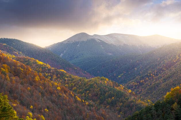 Breathtaking view of snowy mountain peaks and green forest located against sunset sky in evening in Ordesa y Monte Perdido National Park in Spain JuanLopez_ID709_25754_009 Copyright: xJuanxLopezx Model Released