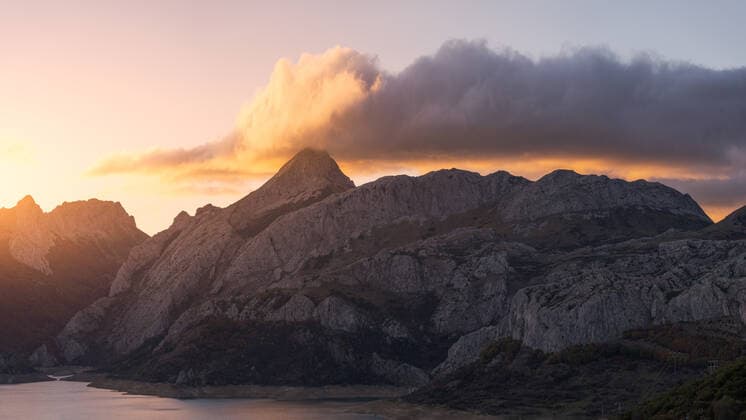 Calm lake located in valley in ordesa y monte perdido mountain range against sundown sky in evening in Huesca, Spain JuanLopez_ID709_25758_013 Copyright: xJuanxLopezx Model Released