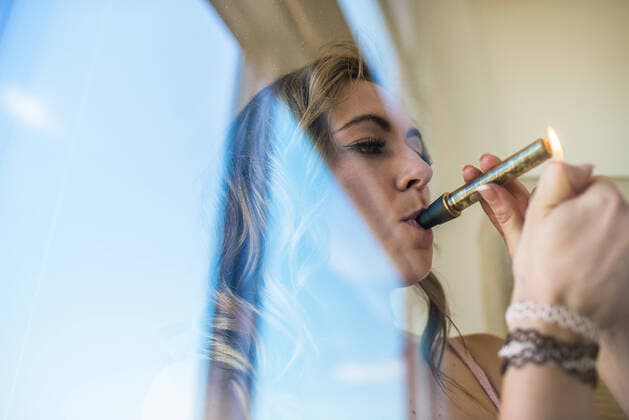 Creative Highlights Symbolbilder Woman smoking marijuana in a glass blunt, Model released DavidPrado_YolandaWeed_71 Copyright: xDavidxPradox MR