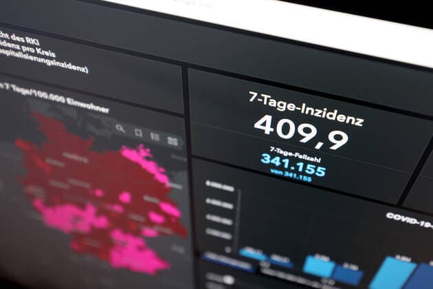 Dashboard of RKI, 7 day incidence is now 409.9 7 day incidence, dashboard of RKI on a monitor on 29 09 2022 in Siegen Germany.