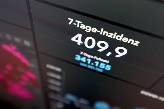 Dashboard of RKI, 7 day incidence is now 409.9 7 day incidence, dashboard of RKI on a monitor on 29 09 2022 in Siegen Germany.
