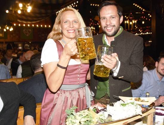 Julika Sandt FDP MdL Martin Hagen FDP Fraktionsvorsitzender Muenchen 28.09.2022 Oktberfest Wiesn-FDP Wiesntreff i der Augustiner Festhalle Muenchen *** Julika Sandt FDP MdL Martin Hagen FDP parliamentary group leader Munich 28 09 2022 Oktberfest Wiesn FDP Wiesntreff i der Augustiner Festhalle Munich