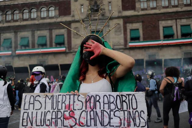 International Day Of Global Action In Favour Of Legal, Free And Safe Abortion In Mexico A woman dressed as the Virgin of Guadalupe demonstrates in front of the National Palace in the Zocalo in Mexico City on the occasion of the International Day of Global Action in favour of legal, free and safe abortion in Mexico and Latin America. Mexico City Mexico City Mexico  Copyright: xGerardoxVieyrax originalFilename: vieyra-notitle220928_npEiX.jpg