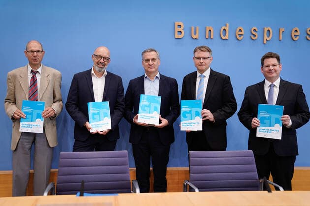 News Themen der Woche KW39 News Bilder des Tages Bundespressekonferenz Gemeinschaftsdiagnose Herbst 2022 der Wirtschaftsforschungsinstitute Aktuell,29.09.2022,Berlin,PD Dr. Klaus Weyerstrass, Institut fuer Hoehere Studien, Wien gemeinsam mit Prof. Dr. Timo Wollmershaeuser, ifo Institut Leibniz-Institut fuer Wirtschaftsforschung an der Universitaet Muenchen e. V., Prof. Dr. Torsten Schmidt, RWI Leibniz-Institut fuer Wirtschaftsforschung, Essen, Prof. Dr. Stefan Kooths, Institut fuer Weltwirtschaft Kiel (IfW Kiel), Prof. Dr. Oliver Holtemoeller, Sprecher, Leibniz-Institut fuer Wirtschaftsforschung Halle (IWH Halle)bei der Bundespressekonferenz zum Thema Gemeinschaftsdiagnose Herbst 2022 der Wirtschaftsforschungsinstitute Berlin Berlin Deutschland *** Bundespressekonferenz Gemeinsch