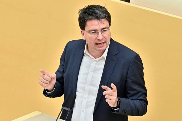 Florian von Brunn, SPD. 123.Plenarsitzung des Bayerischen Landtags . Florian von Brunn, Vorsitzender der SPD Landtagsfraktion und der BayernSPD , in der Aktuellen Stunde. München Bayern Deutschland *** Florian von Brunn, SPD 123 Plenary Session of the Bavarian State Parliament Florian von Brunn, Chairman of the SPD parliamentary group and the BayernSPD , in the Current Hour Munich Bavaria Germany Copyright: xRolfxPossx