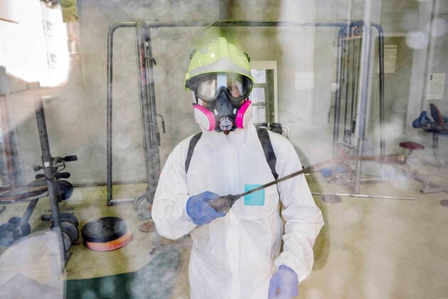 IMAGO Creative: Lokalhelden - Gesundheits- und Rettungskr?fte Firefighter disinfecting walls and floors inside a building, Model released FranRosado_FirefightersDisinfecting_38 Copyright: xFranxRosadox MR