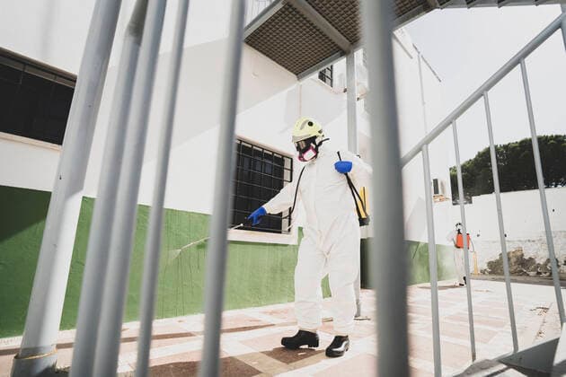 IMAGO Creative: Lokalhelden - Gesundheits- und Rettungskr?fte Firefighter disinfecting walls and floors inside a building, Model released FranRosado_FirefightersDisinfecting_52 Copyright: xFranxRosadox MR