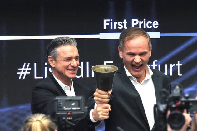 News Themen der Woche KW39 News Bilder des Tages 29.09.2022, Frankfurt, DEU Boersengang der Porsche AG an der Boerse in Frankfurt. Oliver Blume, Vorsitzender des Vorstandes der Porsche AG, rechts und Lutz Meschke, stellvertretender Vorstand der Porsche AG *** 29 09 2022, Frankfurt, DEU Initial public offering of Porsche AG on the Frankfurt Stock Exchange Oliver Blume, Chairman of the Executive Board of Porsche AG, right, and Lutz Meschke, Deputy Member of the Executive Board of Porsche AG