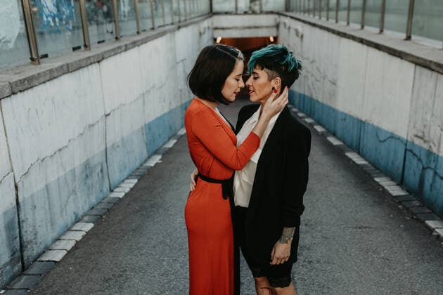 Creative Highlights Symbolbilder Side view of romantic lesbian couple with piercing and tattoos embracing on street, Model released JoyZamora_LesbianCoupleLove_08 Copyright: xJoyxZamorax MR