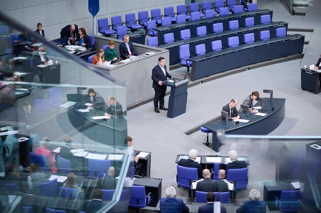 Plenarsitzung im Bundestag in Berlin Hubertus Heil (Bundesminister für Arbeit und Soziales, SPD) während der Sitzung des Deutschen Bundestags am 29.09.2022 in Berlin. Berlin Bundestag Berlin Deutschland *** Plenary session in the Bundestag in Berlin Hubertus Heil Federal Minister of Labor and Social Affairs, SPD during the session of the German Bundestag on 29 09 2022 in Berlin Berlin Bundestag Berlin Germany