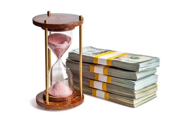  Zeit ist Geld Darlehen Konzept Hintergrund, Sanduhr und Stapel von neuen 100 US-Dollar 2013 Ausgabe Banknoten Rechnungen Bündel vor weißem Hintergrund *** Time is Money Loans Concept Background, Hourglass and Stack from New 100 US Dollar 2013 Edition Banknotes Invoices Bundles before white Background Copyright: imageBROKER/DmitryxRukhlenko ibxdmr08565164.jpg