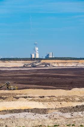  Abraumhalden im Braunkohle-Tagebau Welzow-Süd, hinten das Kraftwerk Schwarze Pumpe, Niederlausitz, Spree-Neiße, Brandenburg, Deutschland, Europa *** Slag heaps at Lignite Opencast mining Welzow South, at the back the Power station Black Pump, Lower Lusatia, Spree Neisse, Brandenburg, Germany, Europe Copyright: imageBROKER/OliverxGerhard ibxoge08563541.jpg