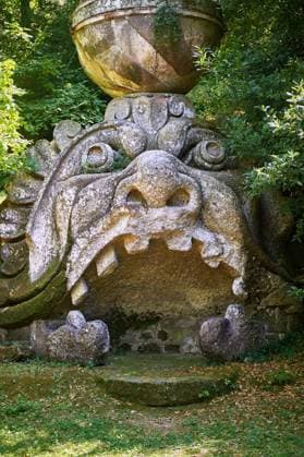 Statue des Kopfes von Proteus, Sohn des Neptun, die Weltkugel und das Schloss auf seinem Kopf symbolisieren das Schloss von Orsini und seine Herrschaft über die Welt, in Auftrag gegeben von Piaer Francesco Orsini um 1513-84, Die manieristischen Renaissance-Statuen des Parks der Ungeheuer oder *** Statue of Head from proteus Son of Neptune, the Globe and the Castle at his Head symbolize the Castle from Orsini and its Dominion via the World, in Order given from piaer Francesco Orsini at 1513 84, the mannerist Renaissance Statues of Parks the Monster Or Copyright: imageBROKER PaulxWilliamsx-xFunkystock ibxpwn04451810.jpg