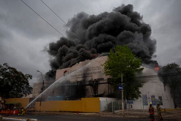 Bilder des Jahres 2022, News 09 September News Themen der Woche KW39 News Bilder des Tages Paraguay, Brand des Obersten Gericht für Wahlrecht in Asuncion September 29, 2022, Asuncion, Paraguay: Smoke rises above a burning building of the Superior Court of Electoral Justice (Tribunal Superior de Justicia Electoral), as firefighters extinguishes the fire, in Asuncion, Paraguay. Asuncion Paraguay - ZUMAc217 20220929_zip_c217_009 Copyright: xAndrexM.xChangx
