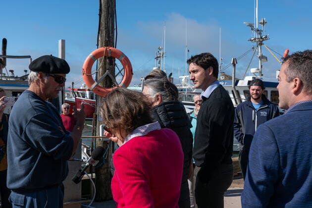 September 29, 2022, Havre-aux-Maisons, PQ, CANADA: Prime Minister Justin Trudeau discusses the night of Fionas passage with local fishermen at Pointe-Basse wharf in Havre-aux-Maisons, Que., Thursday, Sept. 29, 2022. Havre-aux-Maisons CANADA  - ZUMAc35_ 20220929_zaf_c35_085 Copyright: xNigelxQuinnx
