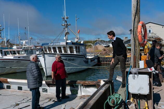 September 29, 2022, Havre-aux-Maisons, PQ, CANADA: Prime Minister Justin Trudeau discusses the night of Fionas passage with local fishermen at Pointe-Basse wharf in Havre-aux-Maisons, Que., Thursday, Sept. 29, 2022. Havre-aux-Maisons CANADA  - ZUMAc35_ 20220929_zaf_c35_086 Copyright: xNigelxQuinnx