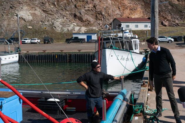 September 29, 2022, Havre-aux-Maisons, PQ, CANADA: Prime Minister Justin Trudeau discusses the night of Fionas passage with local fishermen at Pointe-Basse wharf in Havre-aux-Maisons, Que., Thursday, Sept. 29, 2022. Havre-aux-Maisons CANADA  - ZUMAc35_ 20220929_zaf_c35_089 Copyright: xNigelxQuinnx
