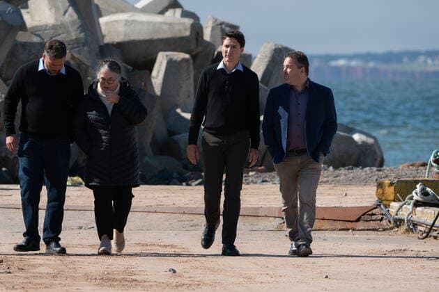 September 29, 2022, Havre-aux-Maisons, PQ, CANADA: Prime Minister Justin Trudeau discusses the protection of Pointe-Basse wharf with interim mayor Gaetan Richard in Havre-aux-Maisons, Que., Thursday, Sept. 29, 2022. Havre-aux-Maisons CANADA  - ZUMAc35_ 20220929_zaf_c35_094 Copyright: xNigelxQuinnx