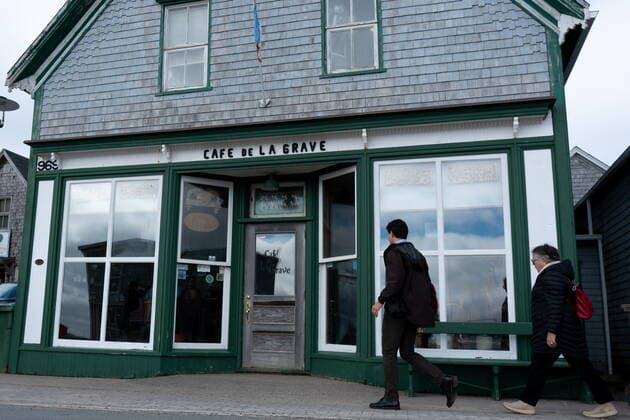 September 29, 2022, Havre-Aubert, PQ, CANADA: Prime Minister Justin Trudeau and Minister of National Revenue Diane Lebouthillier arrive at iconic Cafe de la Grave in Havre-Aubert, Que., Thursday, Sept. 29, 2022. Havre-Aubert CANADA  - ZUMAc35_ 20220929_zaf_c35_100 Copyright: xNigelxQuinnx
