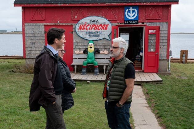 September 29, 2022, Havre-Aubert, PQ, CANADA: Prime Minister Justin Trudeau and Minister of National Revenue Diane Lebouthillier discuss the situation on la Grave with owner of Chez Neciphore in Havre-Aubert, Que., Thursday, Sept. 29, 2022. Havre-Aubert CANADA  - ZUMAc35_ 20220929_zaf_c35_108 Copyright: xNigelxQuinnx