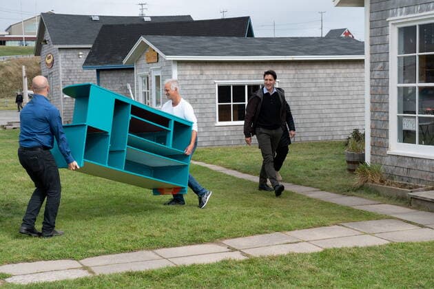 September 29, 2022, Havre-Aubert, PQ, CANADA: Prime Minister Justin Trudeau and Minister of National Revenue Diane Lebouthillier arrive at la Grave in Havre-Aubert, Que., Thursday, Sept. 29, 2022. Affected businesses are still clearing out after the flooding. Havre-Aubert CANADA  - ZUMAc35_ 20220929_zaf_c35_109 Copyright: xNigelxQuinnx