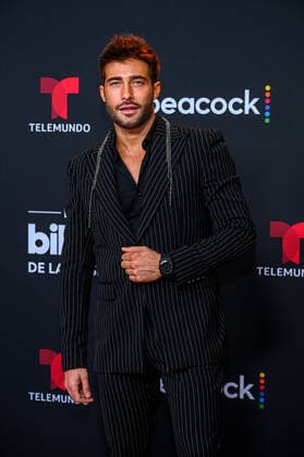 Argentine actor Rodrigo Guirao poses upon his arrival at the red carpet of the Billboard Latin Music Awards, at the Watsco Center in Coral Gables, Florida, USA, 29 September 2022. Luxury brands and haute couture houses abounded on the varied red carpet of the 2022 edition of the Billboard Latin Music Awards, in which the most striking thing was the absence of the artists with the most nominations. 2022 Billboard Latin Music Awards Red Carpet !ACHTUNG: NUR REDAKTIONELLE NUTZUNG!  Copyright: xGiorgioxVierax USA672 20220930-deaadd6fc0f936b55c66e1ddce01a14c323148ba