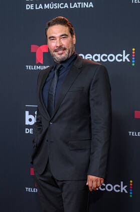 Mexican actor Eduardo Yánez poses upon his arrival at the red carpet of the Billboard Latin Music Awards, at the Watsco Center in Coral Gables, Florida, USA, 29 September 2022. Luxury brands and haute couture houses abounded on the varied red carpet of the 2022 edition of the Billboard Latin Music Awards, in which the most striking thing was the absence of the artists with the most nominations. 2022 Billboard Latin Music Awards Red Carpet !ACHTUNG: NUR REDAKTIONELLE NUTZUNG!  Copyright: xGiorgioxVierax USA743 20220930-8001a7d8b86582141bf450e8d49676916594c80c